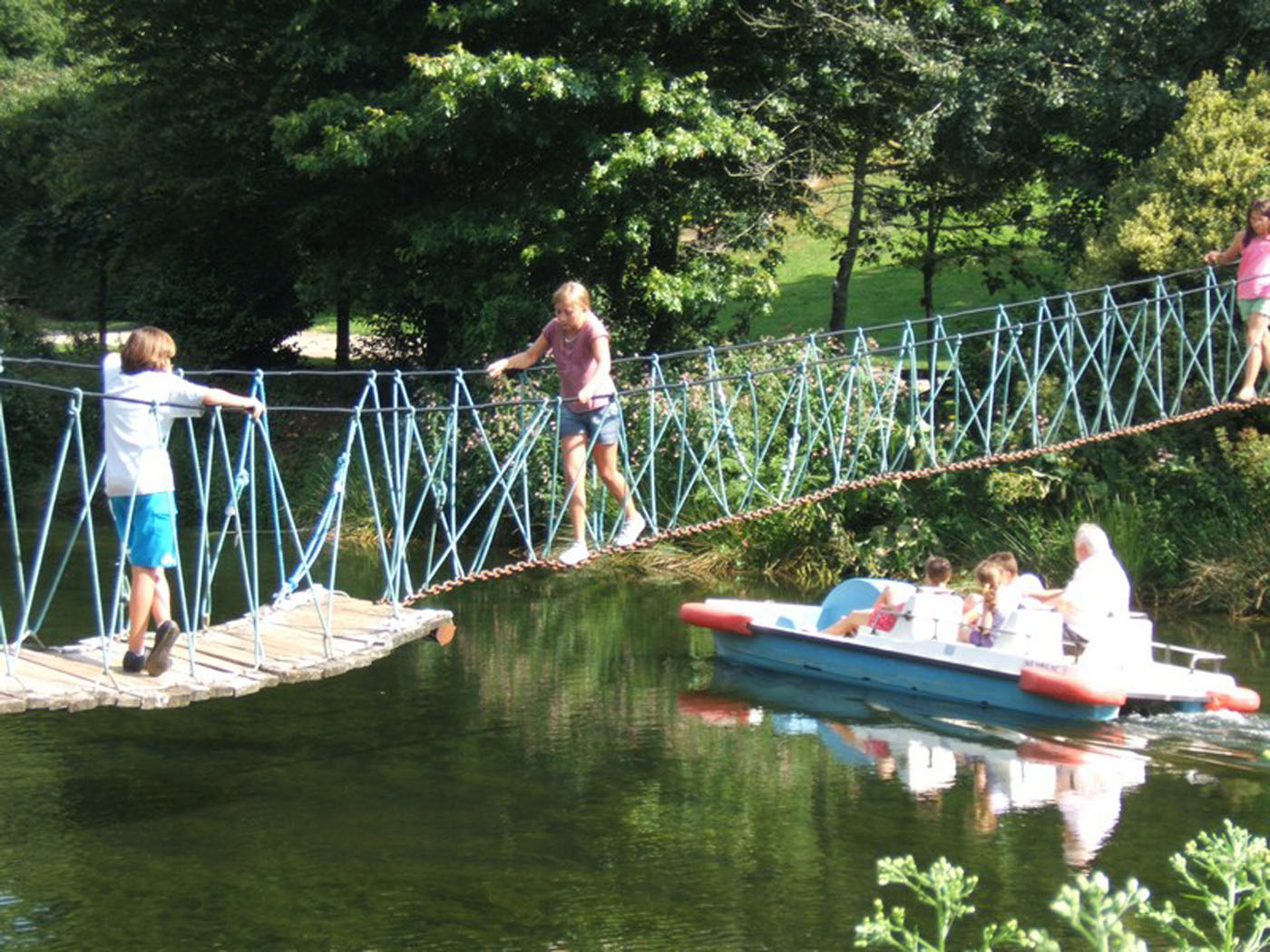 pont singe canoe+pedalo.jpg